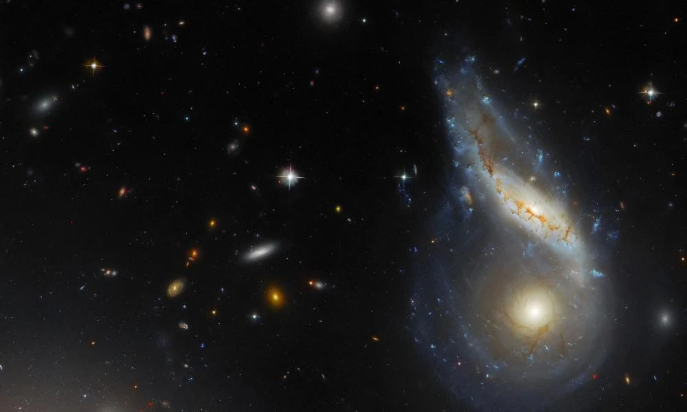 Το τηλεσκόπιο Hubble κατέγραψε τη σύγκρουση δύο γαλαξιών